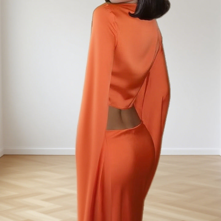 Dame sæt bestående af cropped top med lange, vide ærmer og matchende midi-nederdel Skovae