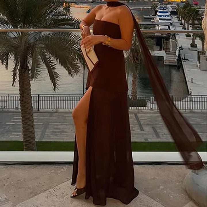 Dame strapless aftenkjole med elegant slids og flydende stof Stilla