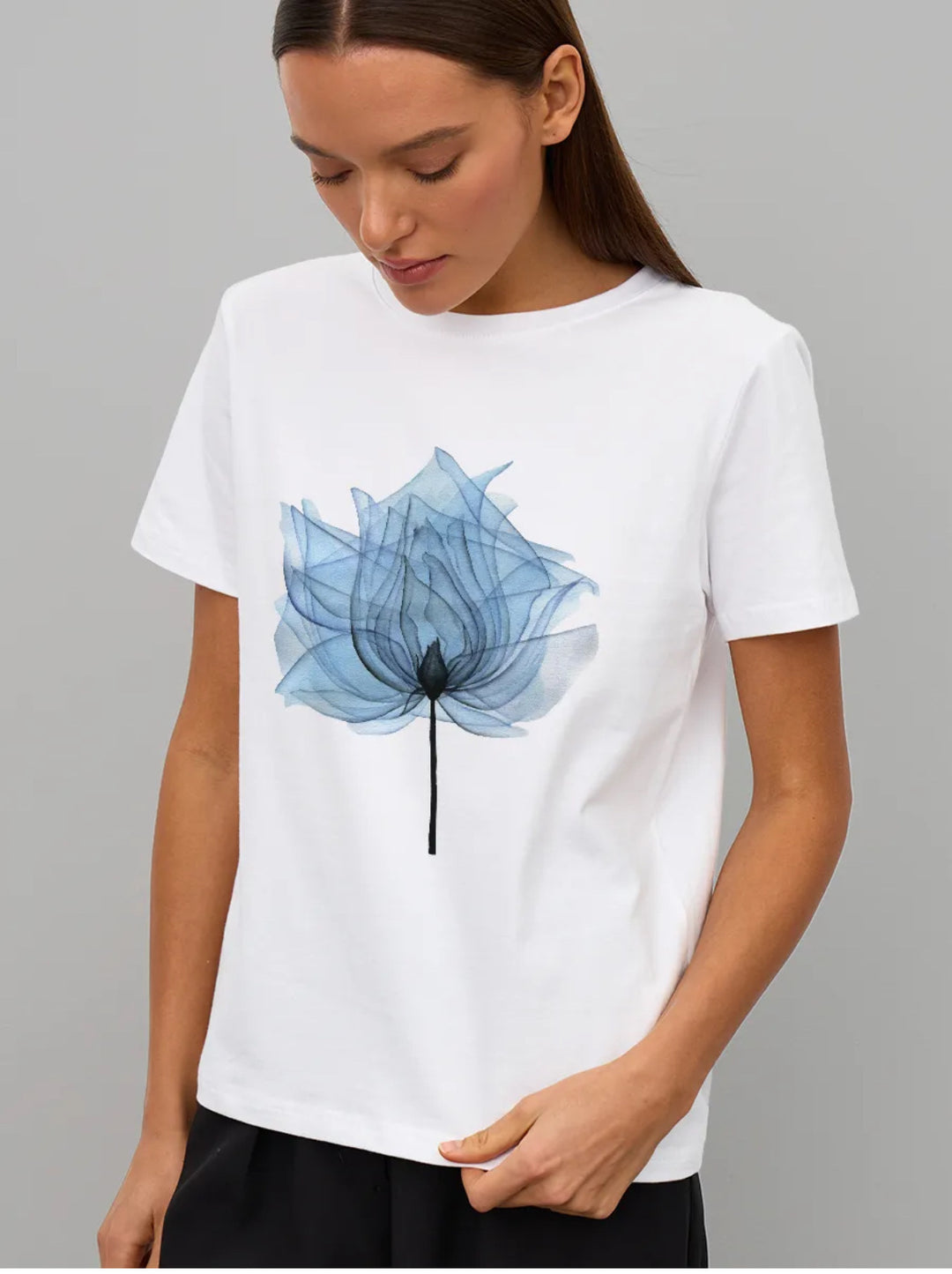 Dame T-shirt med stilfuldt og kunstnerisk floralmønster Stilla