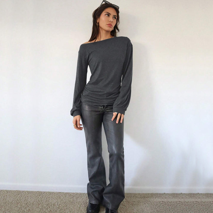 Kvinders afslappede off-shoulder langærmet skjorte med elegante flæsedetaljer Stilla