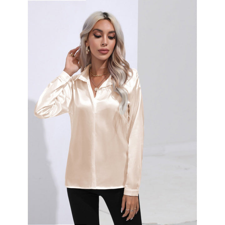 Dame satinbluse med elegant kentkrave og lange ærmer Stilla