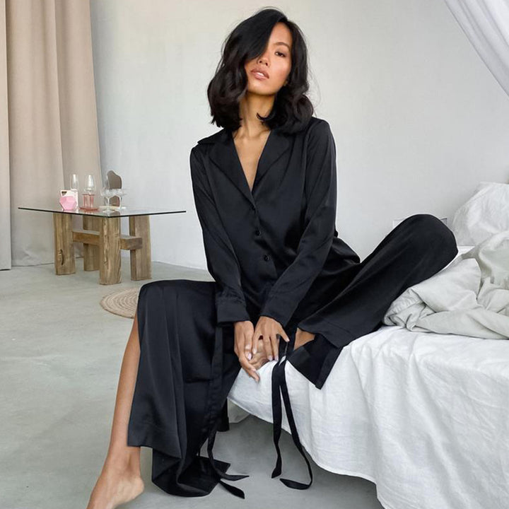 Dame Satin Pyjamas Sæt med elegant knaplukning og løstsiddende bukser Stilla