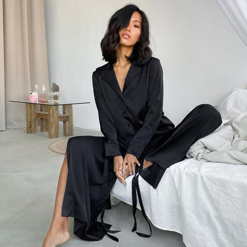 Dame Satin Pyjamas Sæt med elegant knaplukning og løstsiddende bukser Stilla
