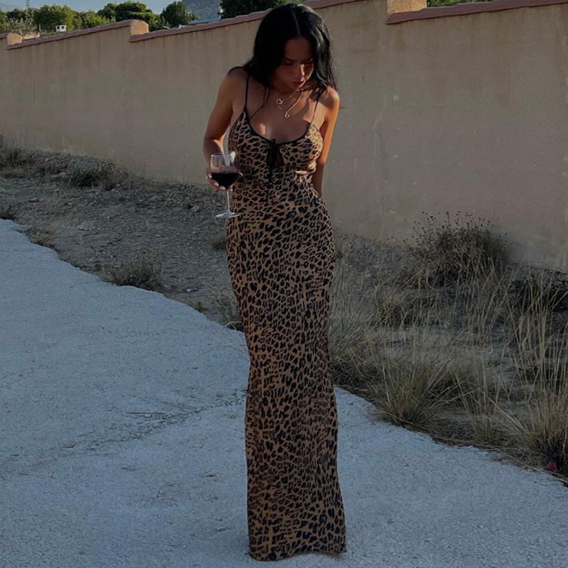 Dame maxikjole i trendy leopardmønster med smalle spaghetti-stropper Stilla