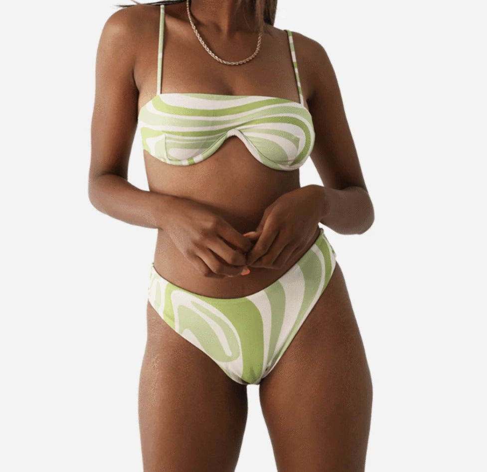 Damebikini med moderne blomsterdesign og asymmetrisk top Stilla