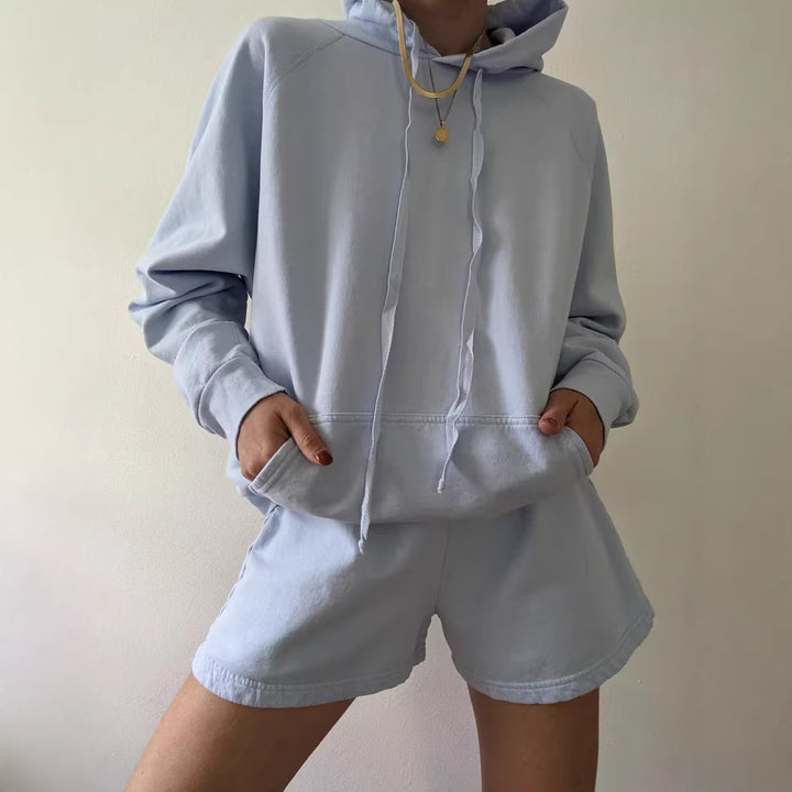 Dame casual hoodie og shorts sæt lavet af blødt bomuldsblanding med praktiske lommer Skovae