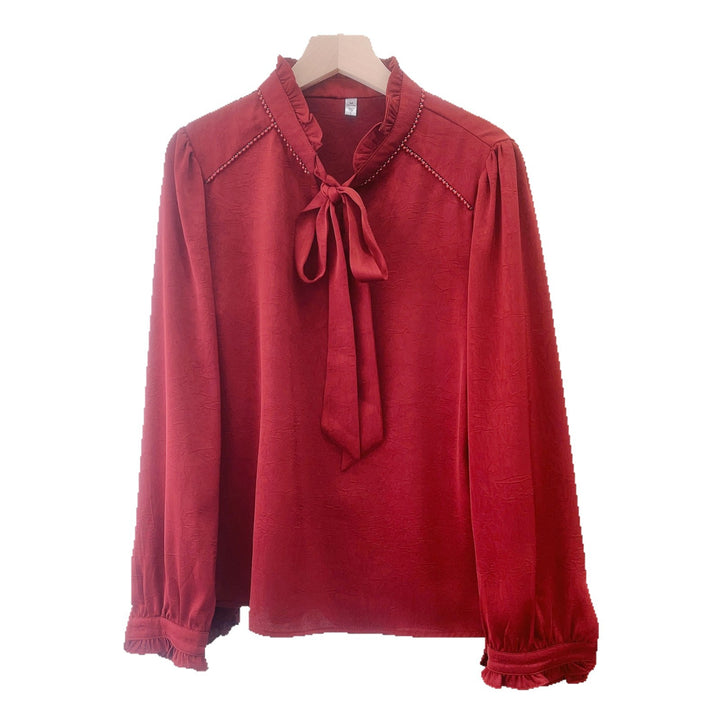Damebluse med flæsedetaljer og elegant sløjfe Stilla
