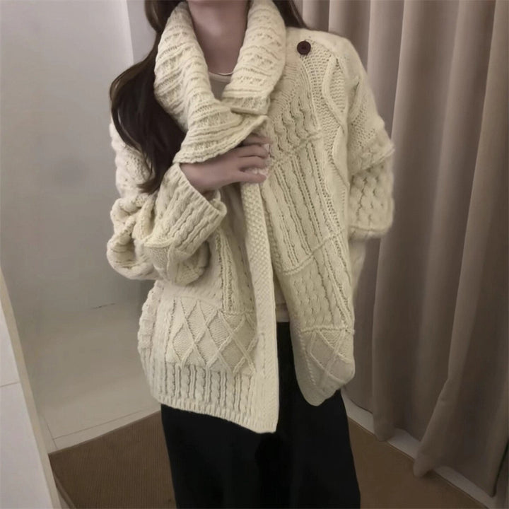 Kvinders cardigan med indviklet kabelmønster og blødt materiale Stilla