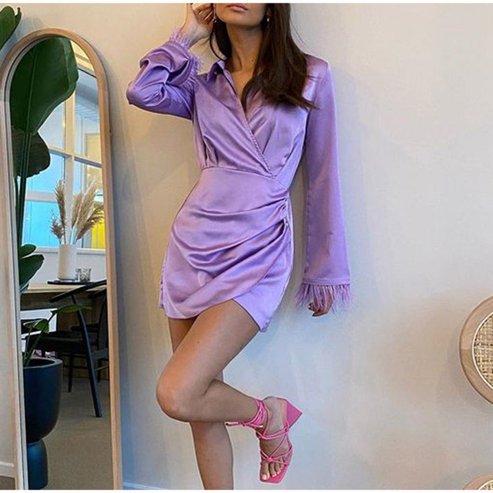 Dameviklekjole med elegant satin-finish og trendy fjerdetaljer Stilla