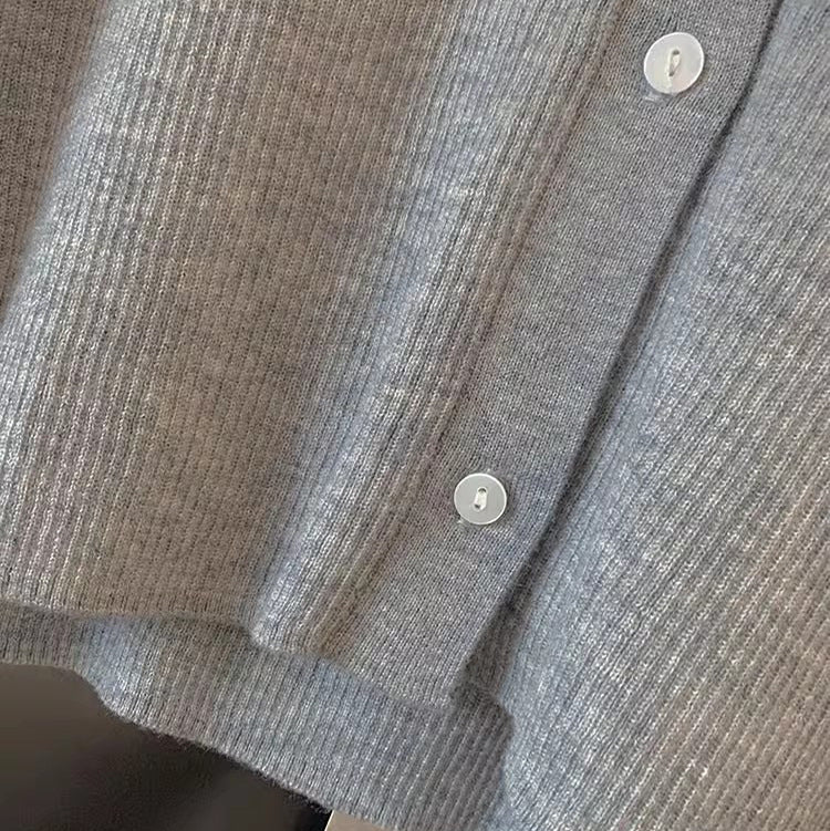 Dame ternet bluse med knaplukning og fine detaljer Stilla