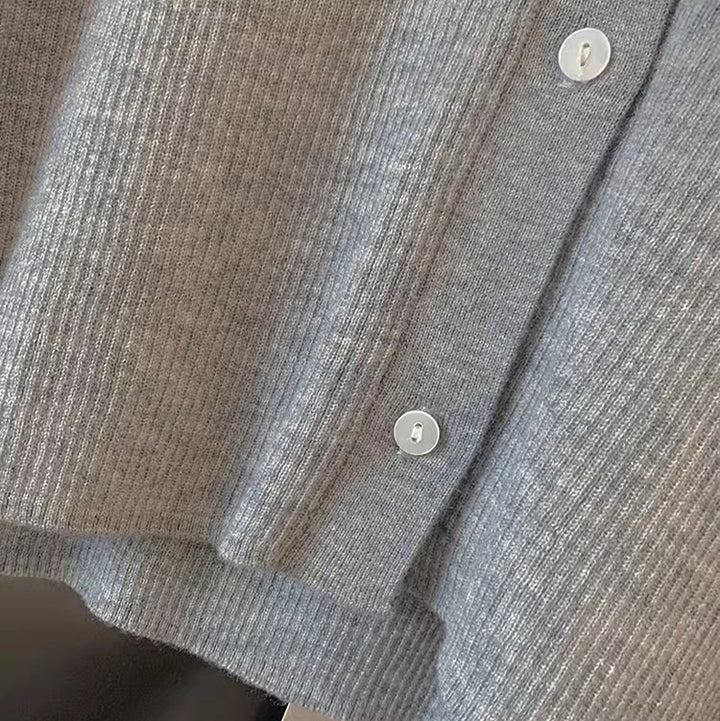 Dame ternet bluse med knaplukning og fine detaljer Stilla
