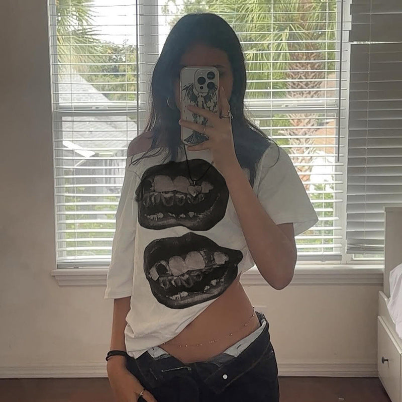 Dame afslappet T-shirt med glitrende korsdesign og generøs udskæring Skovae
