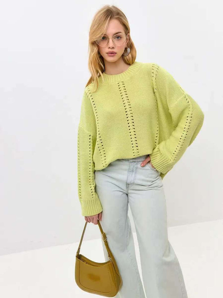 Dame strikket sweater med dekorativt blondermønster og voluminøse ærmer Stilla