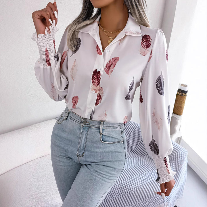 Damebluse med blomsterfjerdesign Stilla
