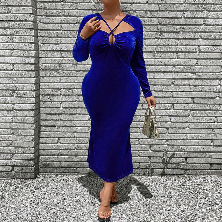 Dame figursyet maxikjole med elegante cut-outs og rynker Stilla