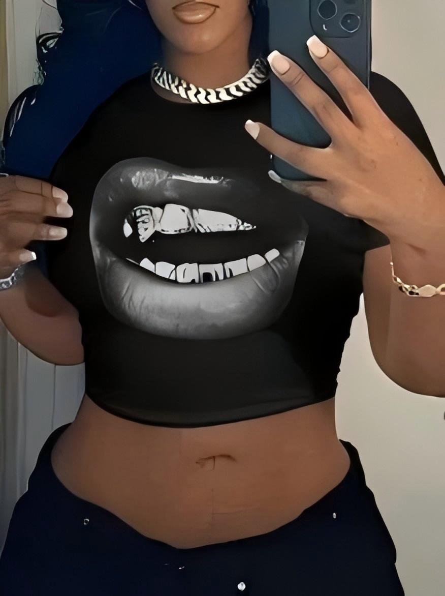 Dame Crop-Top med kunstnerisk statement-tryk Skovae