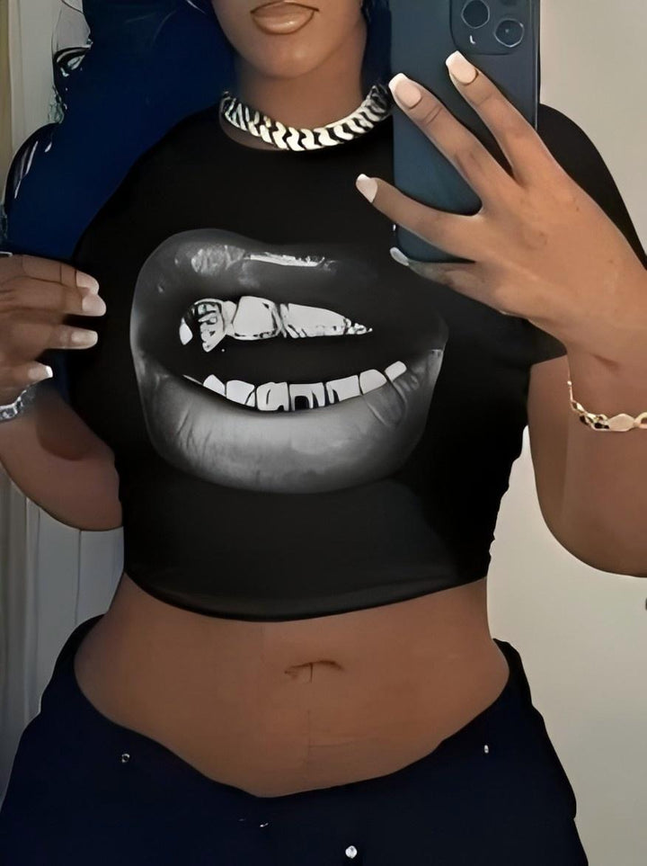 Dame Crop-Top med kunstnerisk statement-tryk Skovae