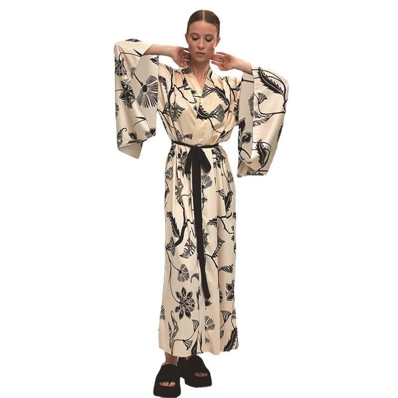 Dame luksuriøs kimono med blomster motiv og vid snit Stilla