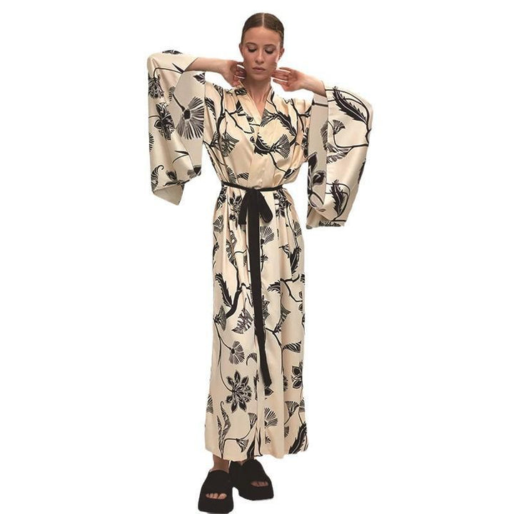 Dame luksuriøs kimono med blomster motiv og vid snit Stilla