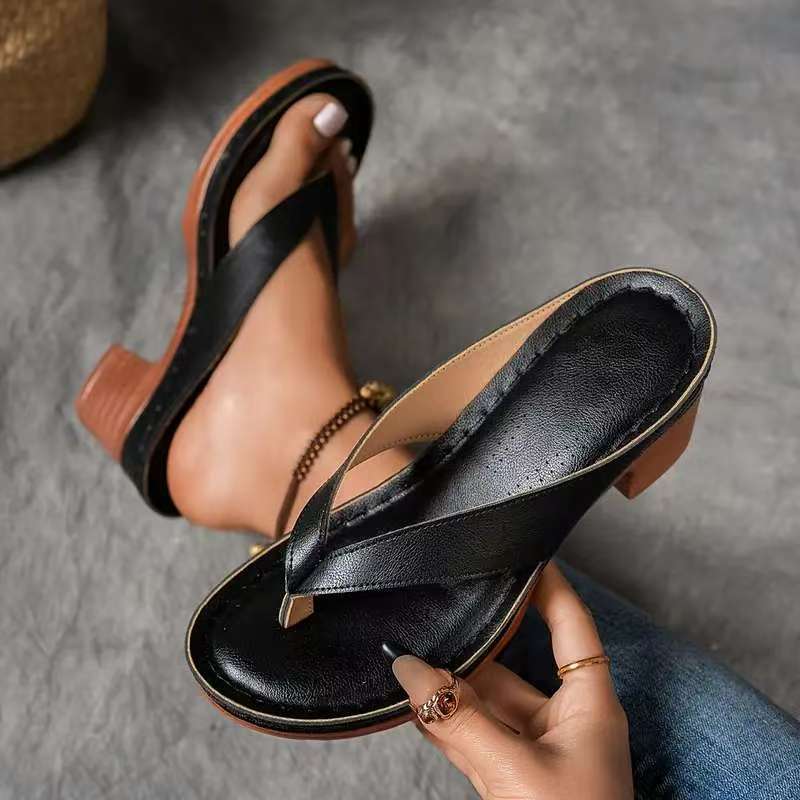 Dame flip-flops med elegant metalrem og komfortabelt fodseng Stilla
