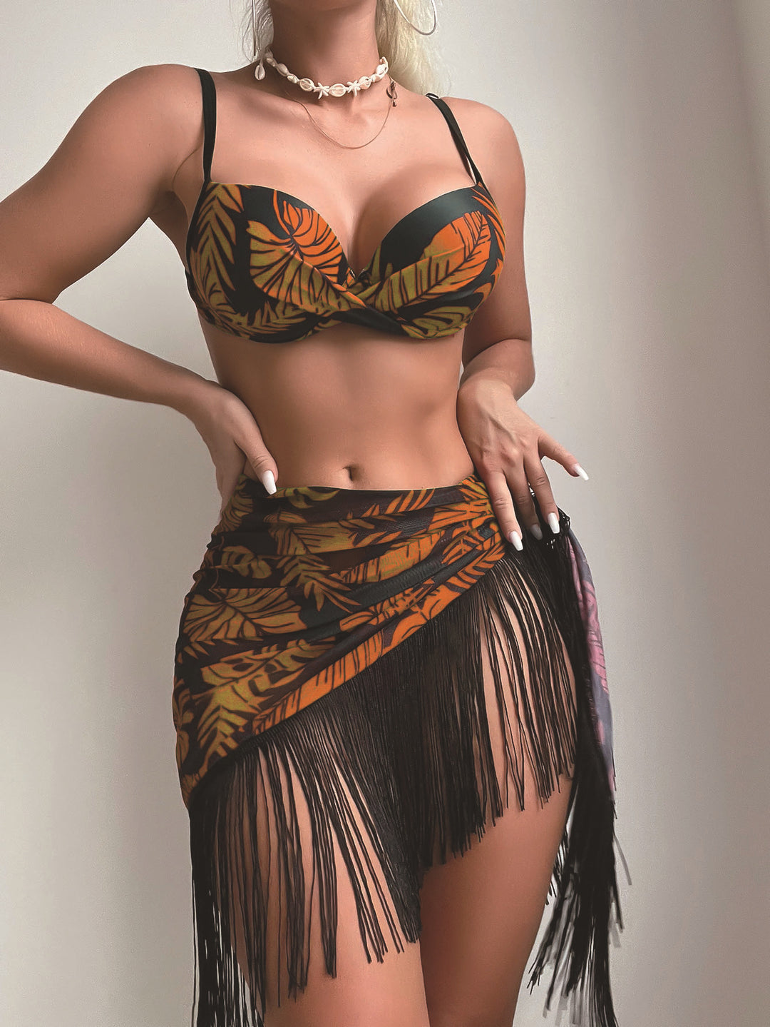 Dame bikini-top med raffineret twist-design og frynset nederdel Stilla