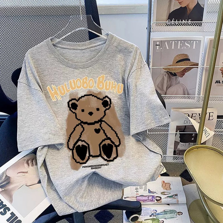 Dame T-shirt med sødt bjørnemotiv og kreativ skrift Stilla