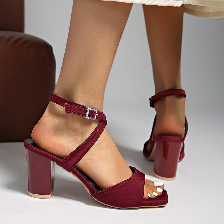 Dame Elegant og justerbare højhælede sandaler med smart rem-design Stilla
