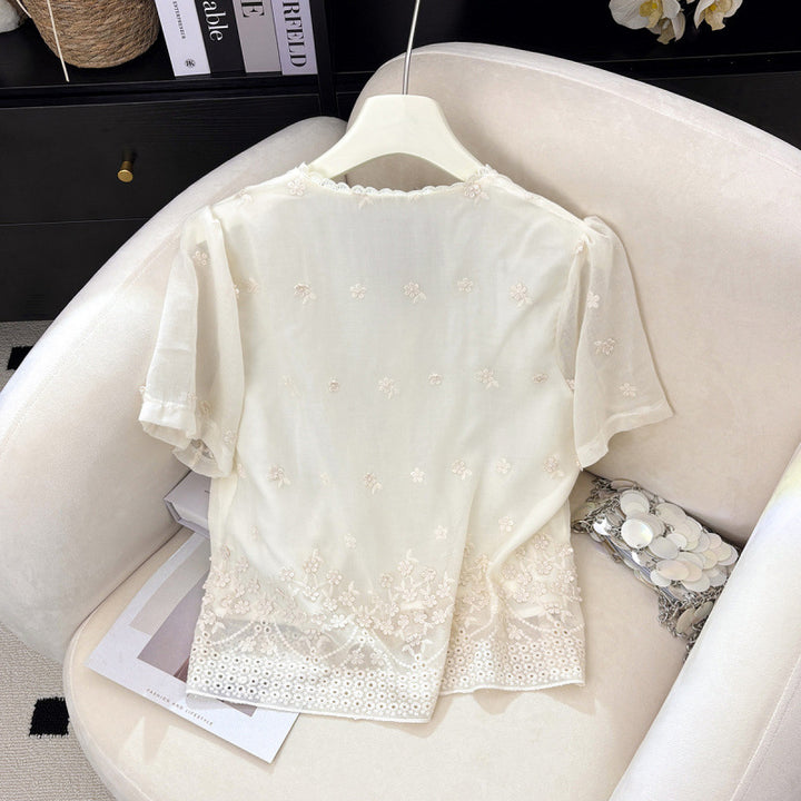 Femme broderet knap-bluse med bølget kant Stilla