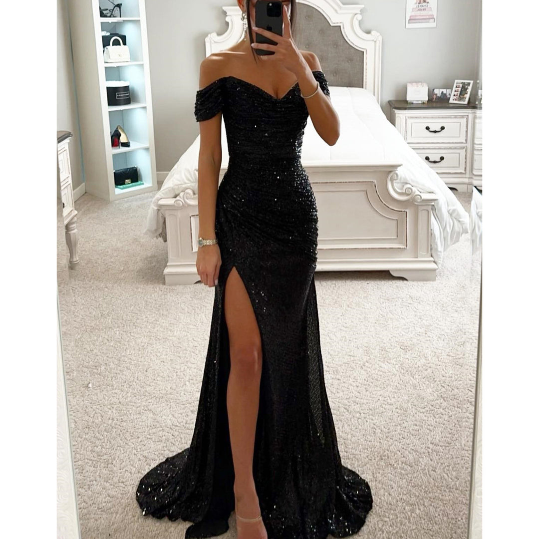 Dame Glitrende Aftenkjole med skulderfri design og høj slids Stiila