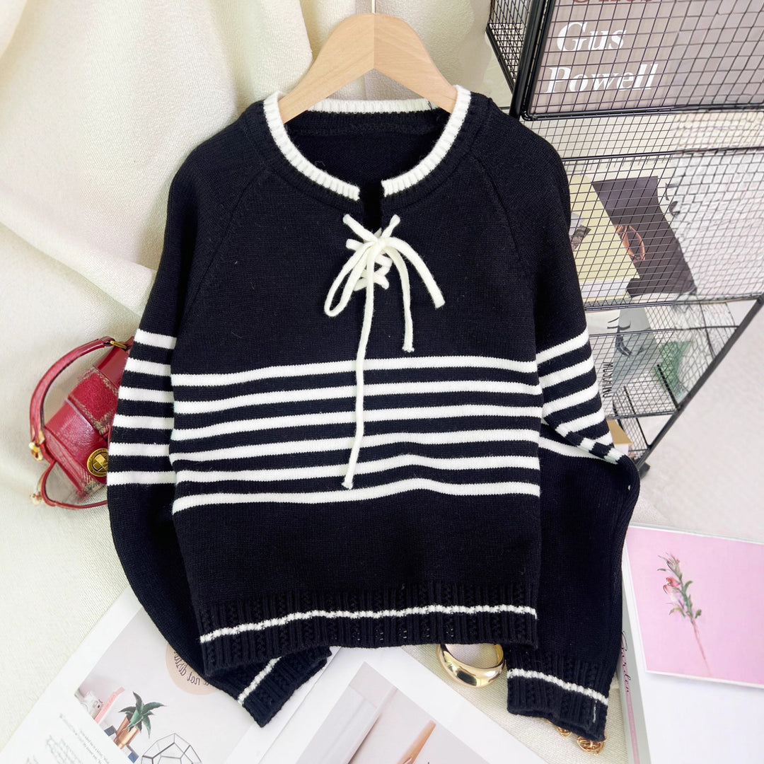 Kvinders sweater med sideløsning og moderne stribemønster Stilla