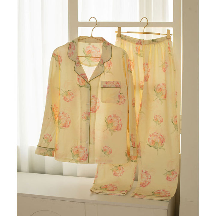 Dame pyjamasæt i let, flydende stof med blomstret design Stilla