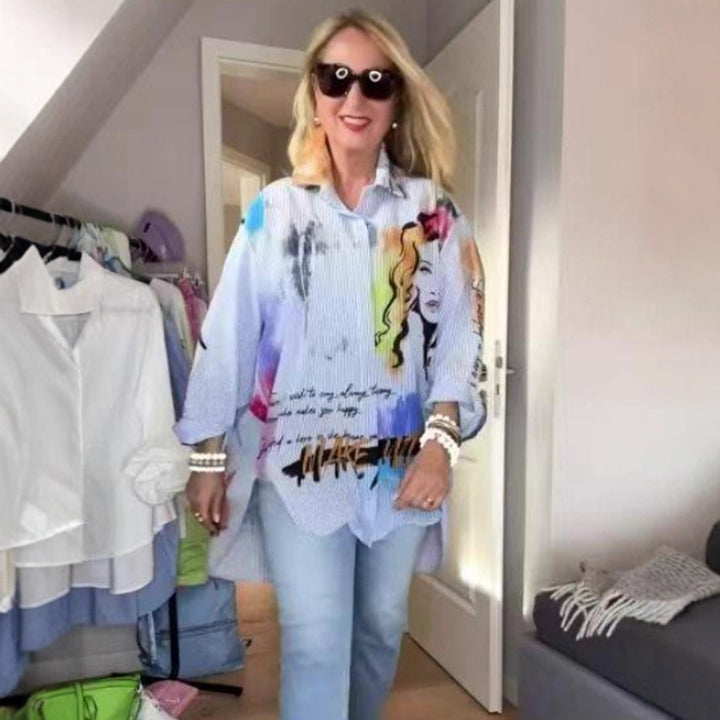 Dame nan vidt skåret skjortebluse med kunstnerisk graffiti-print, fin nålestribe tekstur og forlænget kant Skovae