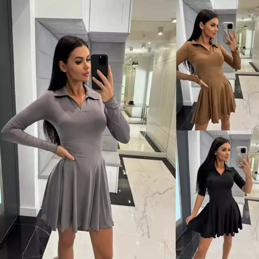 Damekjole med polo-krave og svajende skirt Stilla