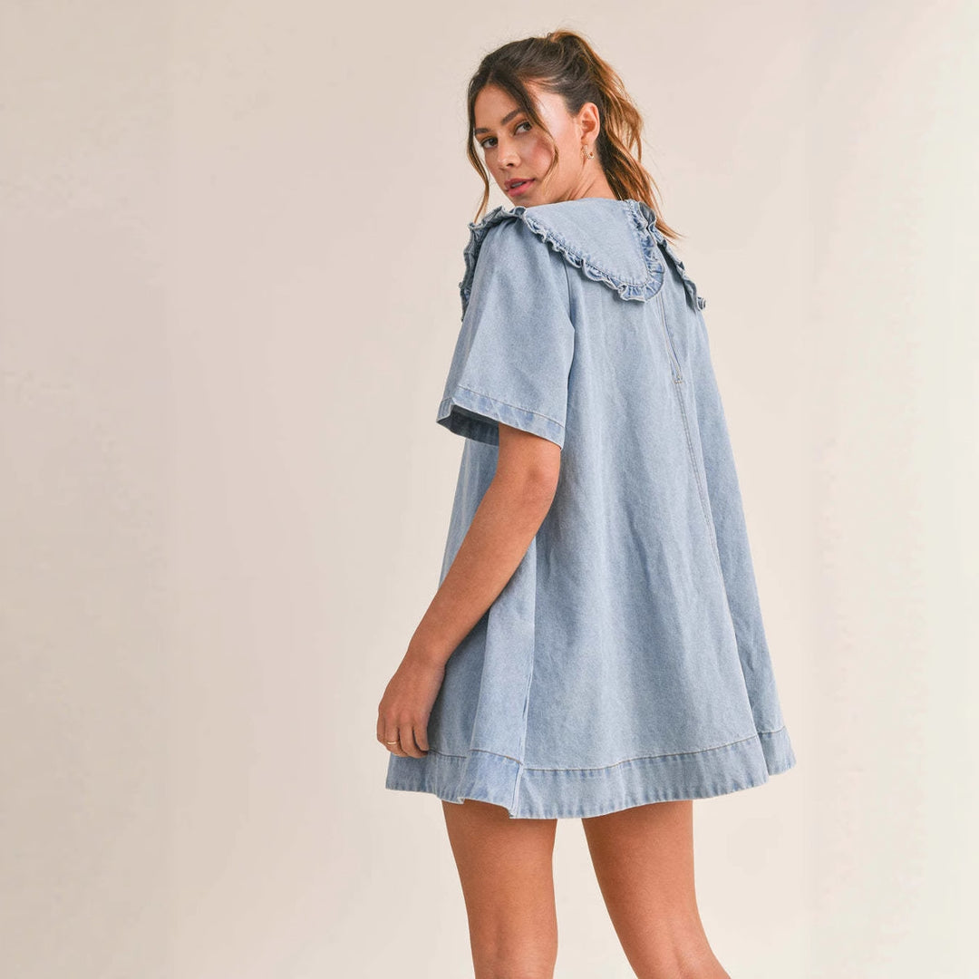 kvinders denimkjole med voluminøs krave og ruffle detaljer Stilla