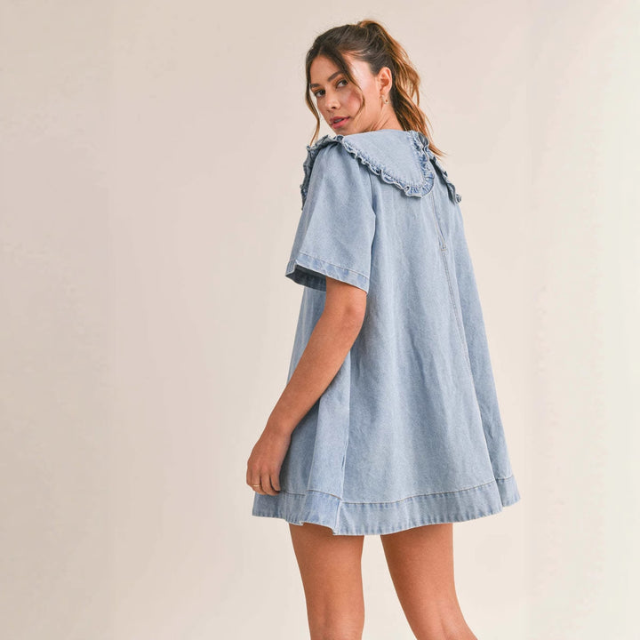 Dame denim kjole med elegant flæsekantet krave Skovae