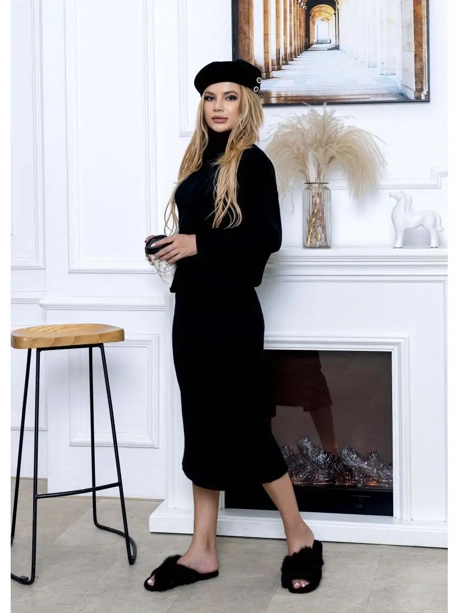 Dame sæt bestående af bluse og nederdel med høj krave og elegante sideåbninger Stilla