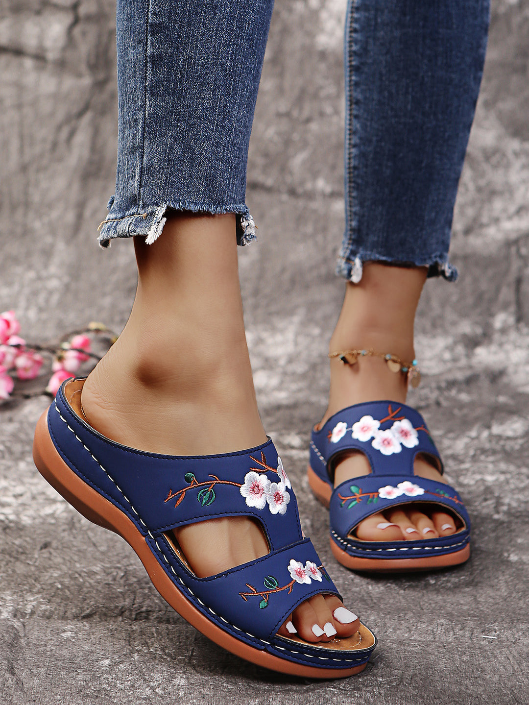 Dame mode rem sandaler med florale broderier og komfortabelt fodseng Stilla