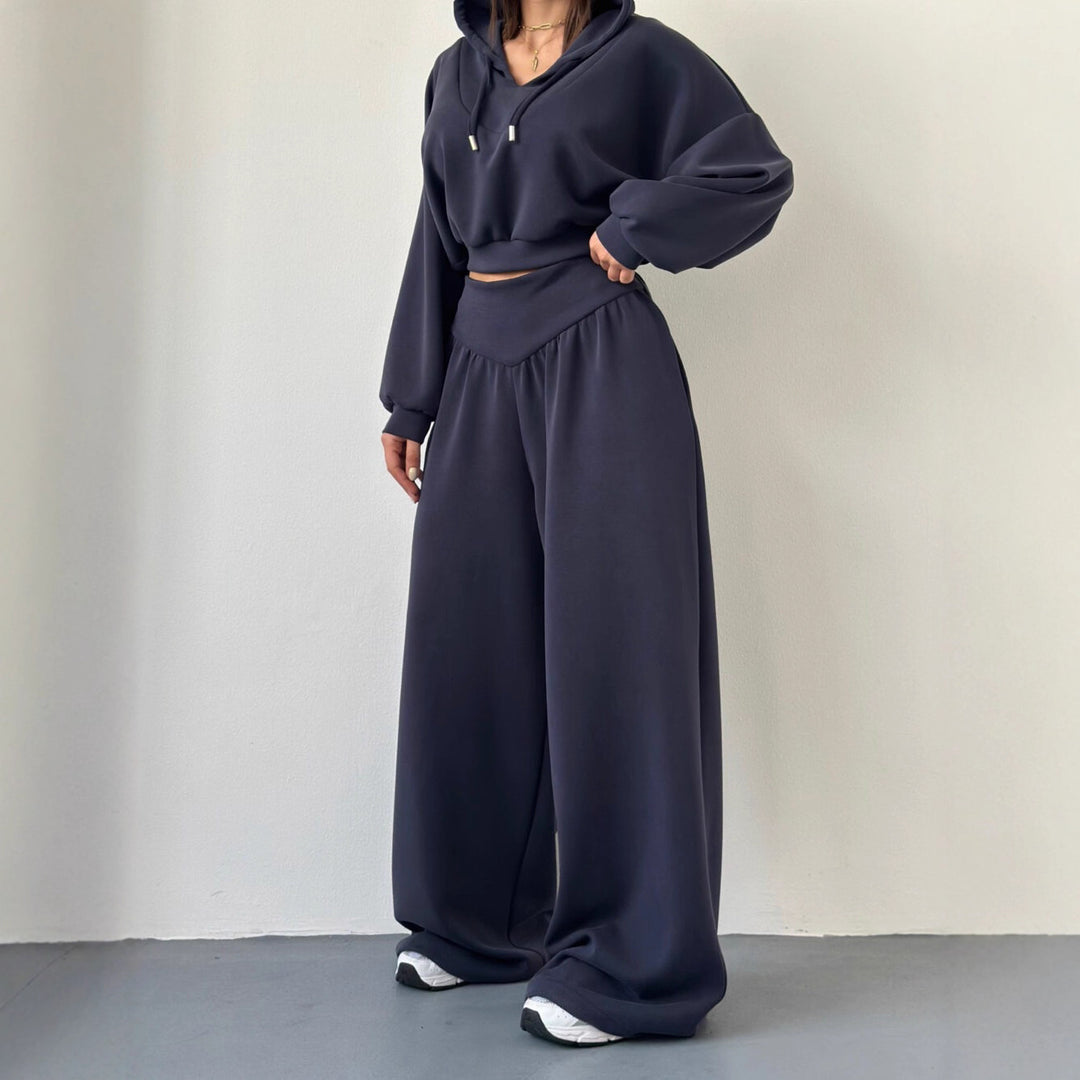 Kvindernes cropped hoodie og løse afslappede bukser kombination med fashionabelt snit