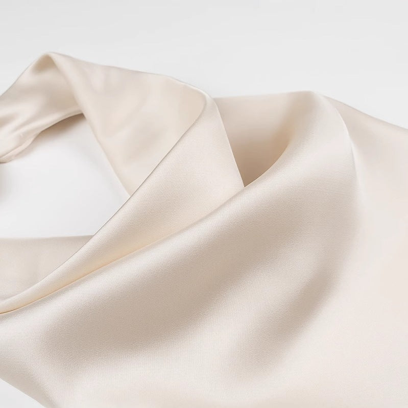 Femme Elegante Halterneck Kjole med Blomster-Detail Stilla