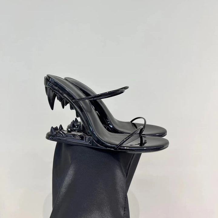 Femme Strappy Højhælede Sandaler med unikt Hajtand-Design Stilla