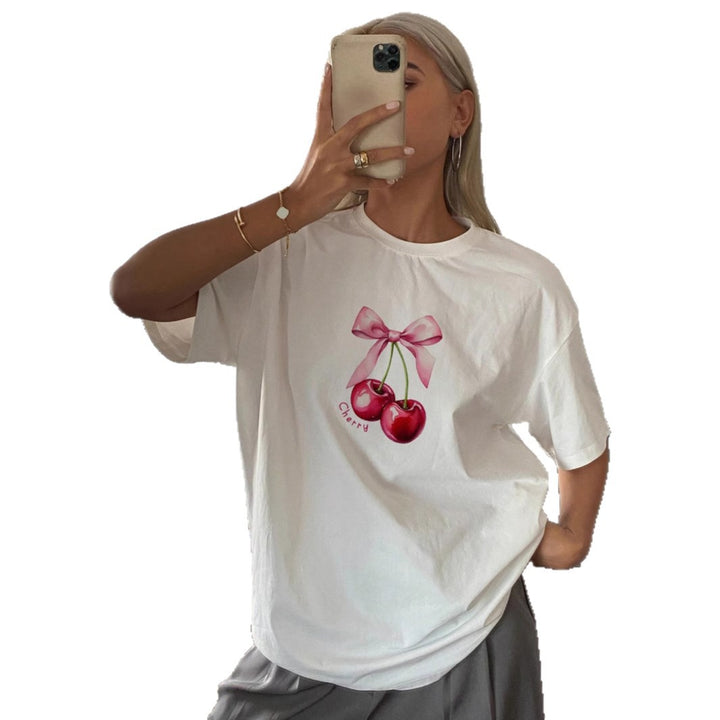 Dame T-shirt med frugtagtig kirsebærmotiv og legende sløjfedetalje Skovae
