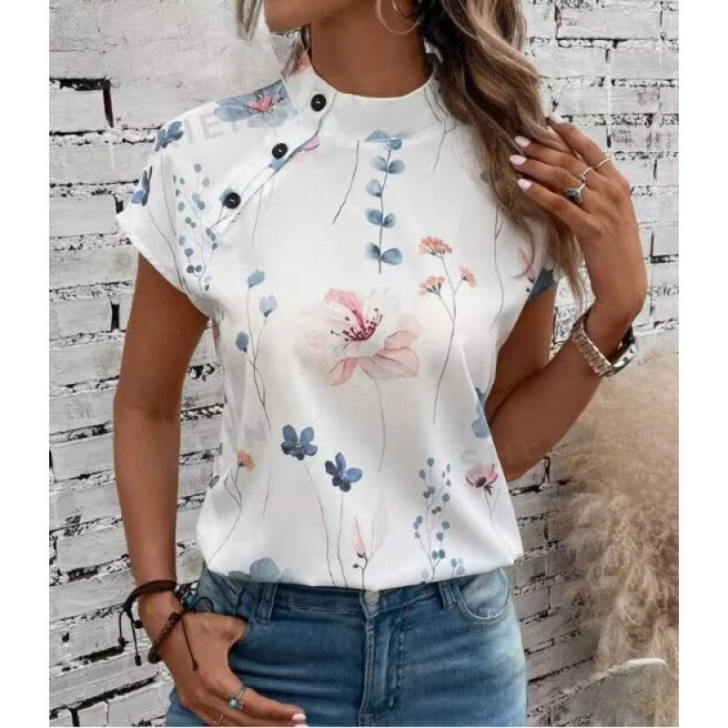 Damebluse med blomstermønster og unik knapdetalje, kortærmet Stilla