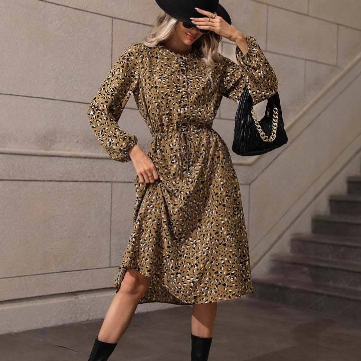 Dame Midi-kjole med afslappet leopardprint og smocket talje Stilla