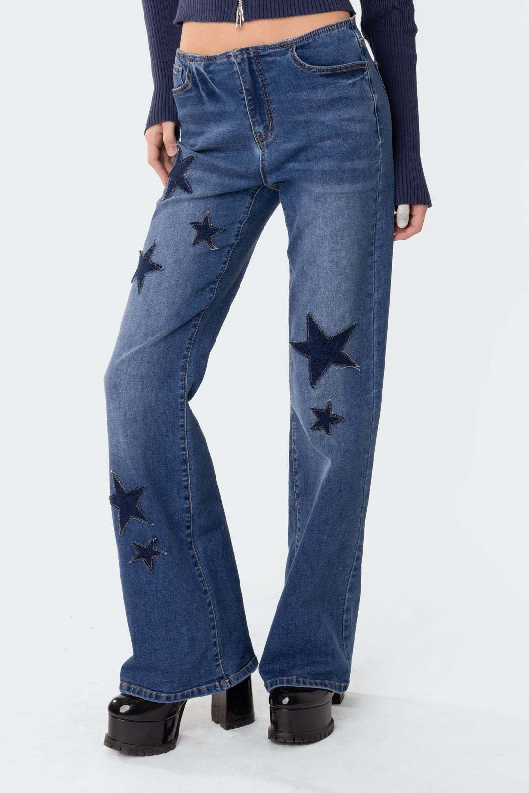 Dame vidde jeans med iøjnefaldende stjerneapplikationer Stilla