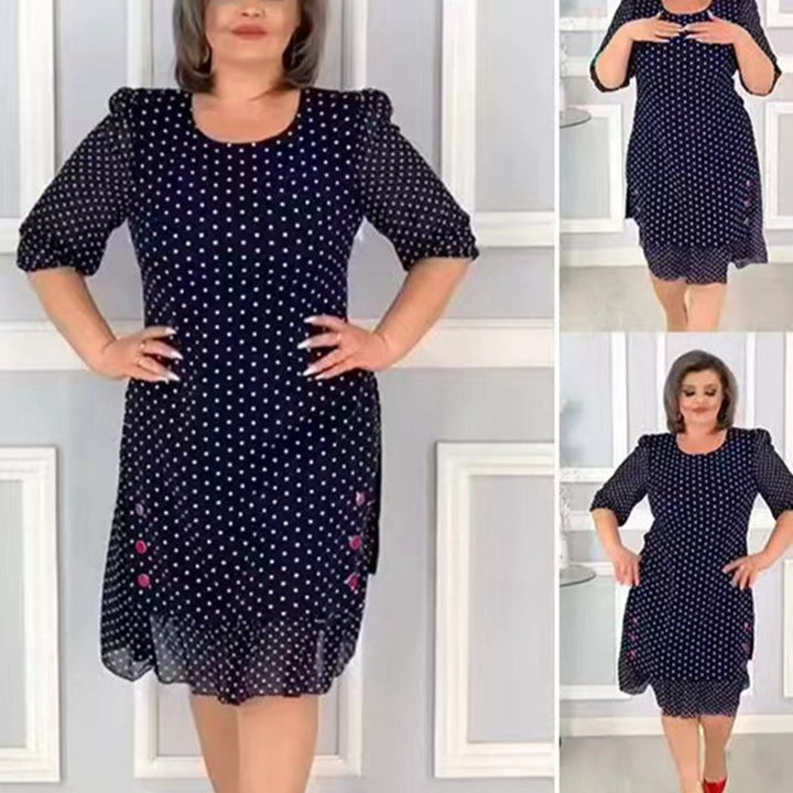 Dame fritidskjole med elegant prikkemønster og feminine flæsedetaljer Stilla