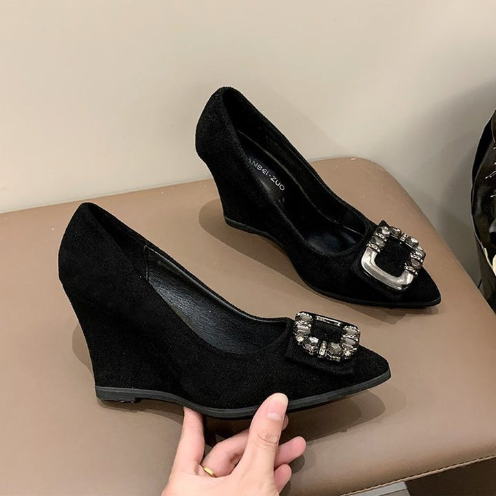 Dame Wedge-Pumps med luksuriøs smykkedetalje og elegant design Stilla