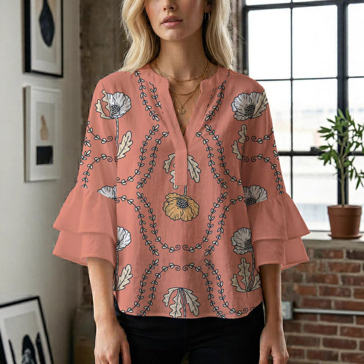 Dame bluse med voluminøse blondererm og kreativt floraldesign Skovae