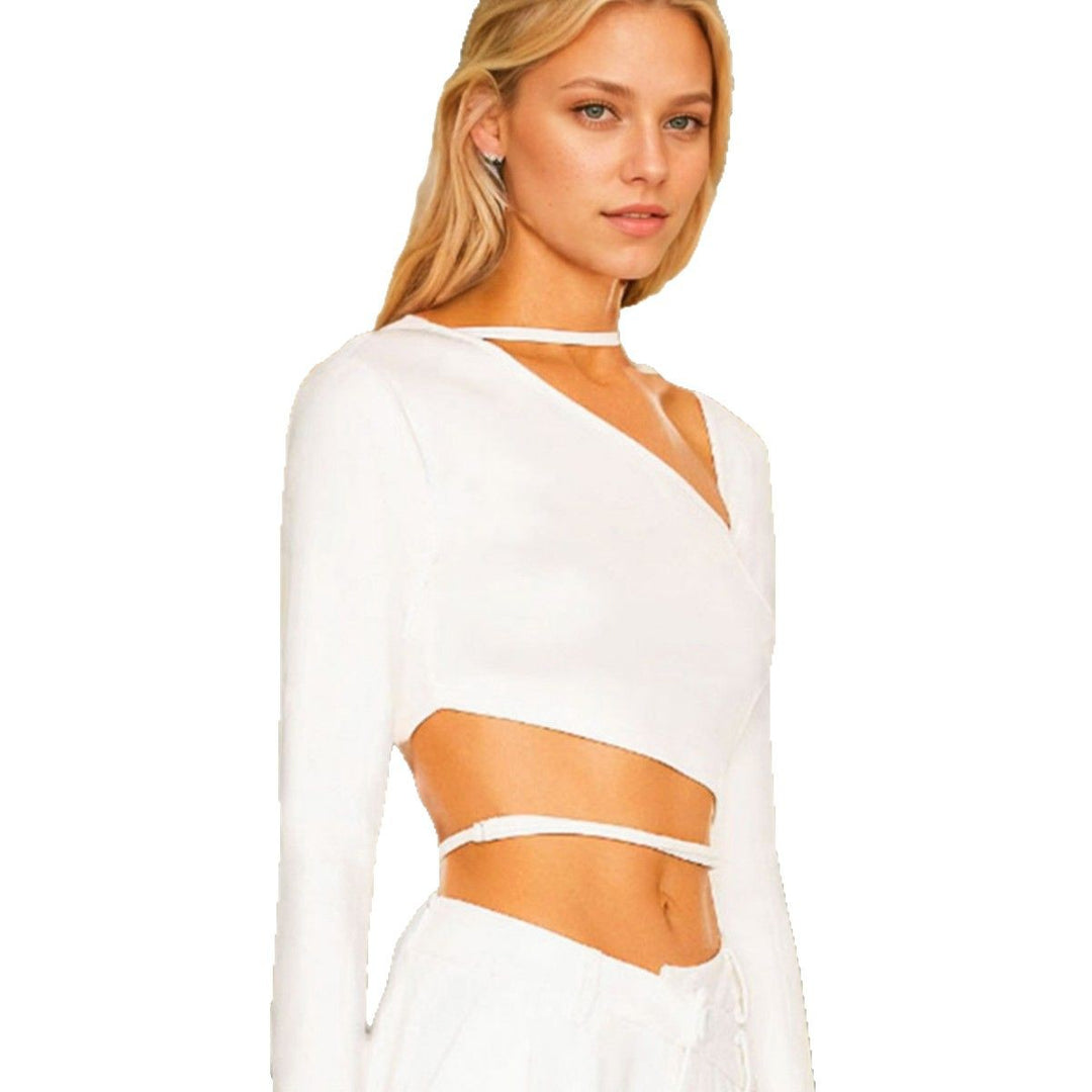 Dame asymmetrisk top med cut-outs og elegant bånd Stilla