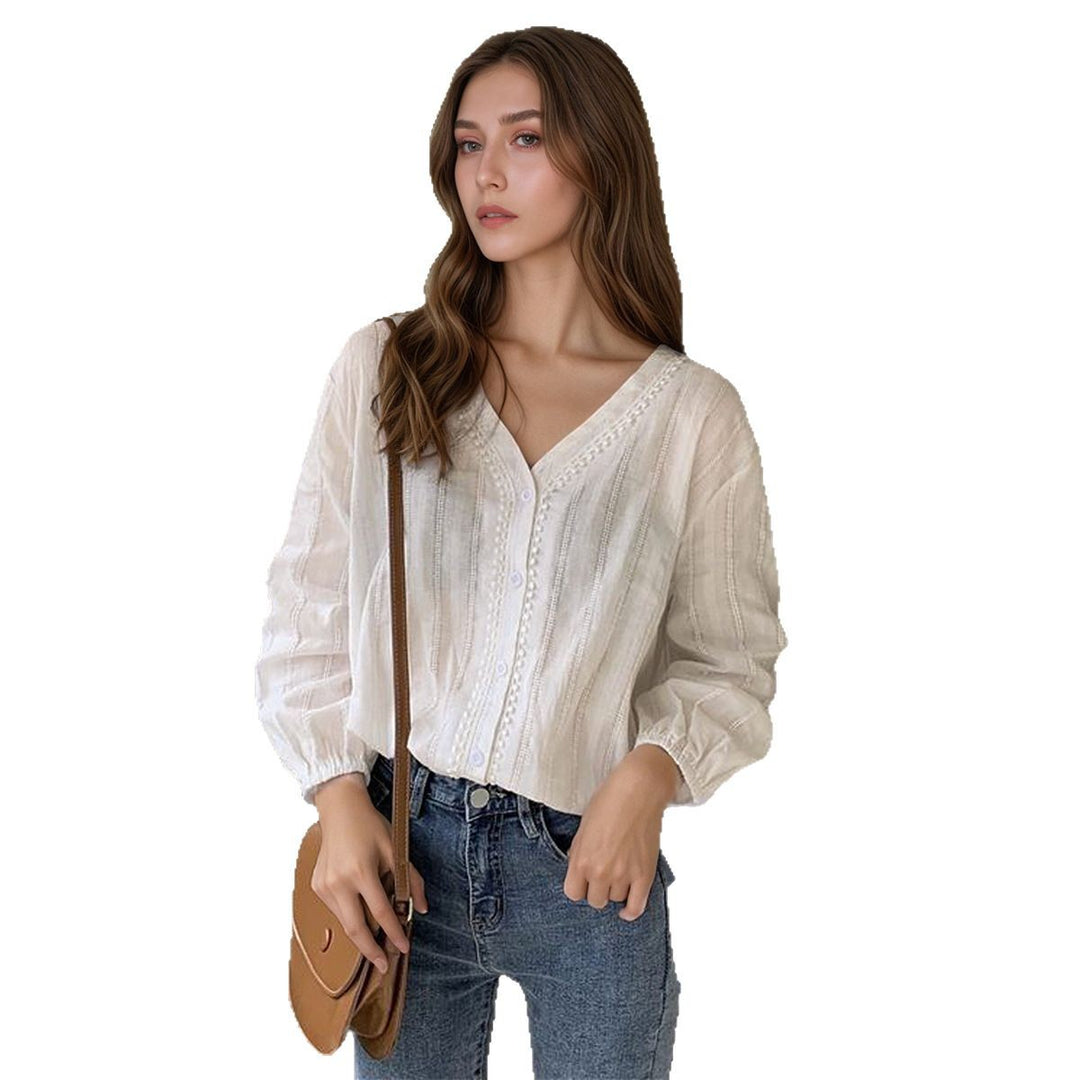 Kvindernes elegante og luftige bluse med knapdetaljer Stilla