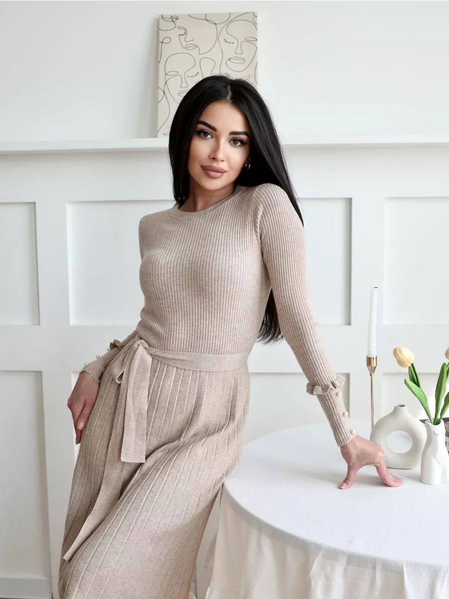 Dame finstrik kjole med elegant ribstruktur og fashionable ærmeaccentuer Stilla